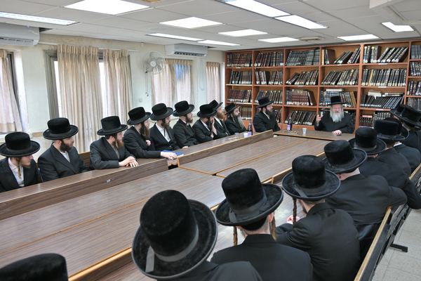 תמונה מחיי הכולל