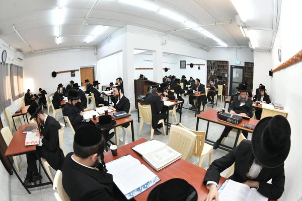 תמונה מחיי הכולל