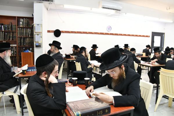 תמונה מחיי הכולל
