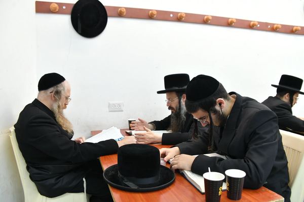 תמונה מחיי הכולל